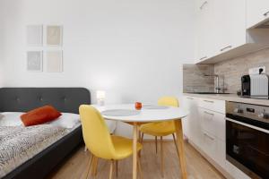 Quiet apartment with kitchen near the metro