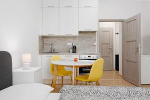 Quiet apartment with kitchen near the metro