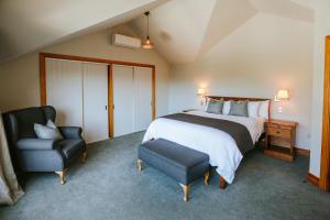 Bullock Creek Chalet - Sleeps 8 - Lake & Mountain Views - Private & Secluded