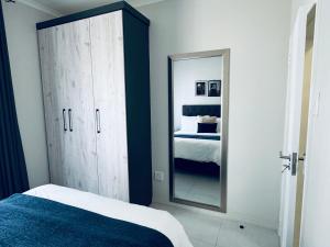 Liams blue suite at 93 On New