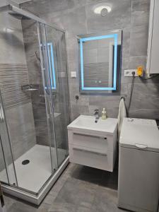 Merry&Car - HUGE BALCONY + Living Room + 2BR