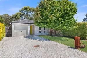 Sunshine Home with a Yellow Door - Hayborough