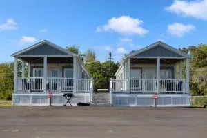 Surf City 2BR Park Home with Waterfront View and Parking - Watts Landing