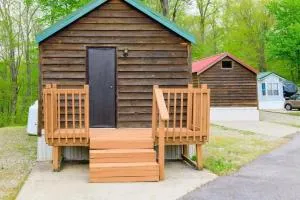 Charming Log Cabin in Bloomington - Hobbieville