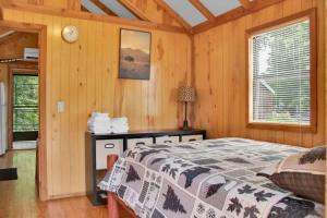 Homey Cabin in Bloomington with Views