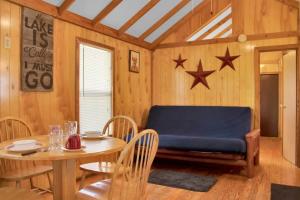 Homey Cabin in Bloomington with Views