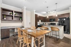 Modish King Bed w Pool & Gym