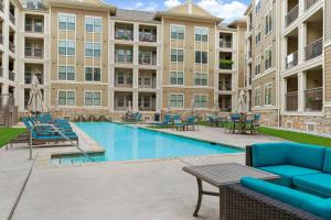 Modish King Bed w Pool & Gym