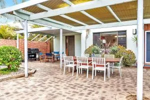 Sea J's Brighton - Local Charm and Beachside Flair - Brighton