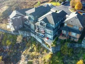 Guest room with private bath in Langford - Goldstream Station