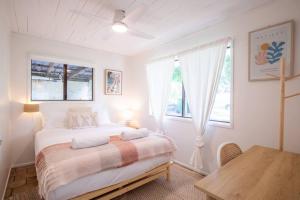 Cosy Straddie cottage + sleeps 6 + close to beach