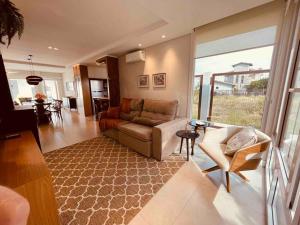 Linda casa na praia com piscina 4 quartos