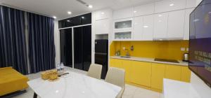 iHome Luxury Apartment in Deldorado tower