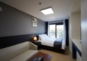 Sokcho Chonpines Beach Hotel