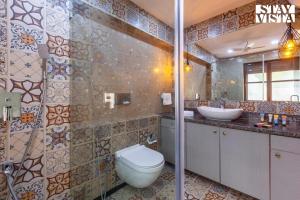 Sun N Sky by StayVista - Poolside villa with chic interiors, lawn & gazebo