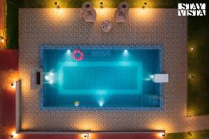 Sun N Sky by StayVista - Poolside villa with chic interiors, lawn & gazebo