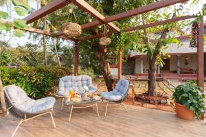 Sun N Sky by StayVista - Poolside villa with chic interiors, lawn & gazebo
