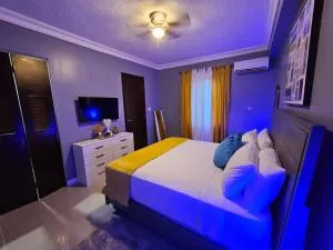 Paradise Haven at Hamptons - -across from Ac Marriot Hotel - Portmore