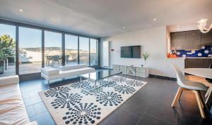 Amazing 3 bedroom penthouse in Plaza España