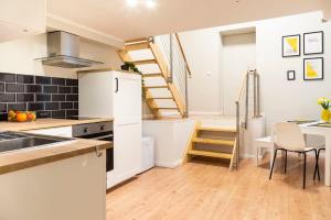 SPACIOUS Two BR plus AC plus SelfCheckIn