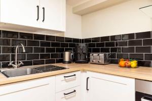 SPACIOUS Two BR plus AC plus SelfCheckIn