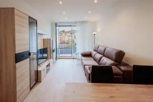 Ebony I Local Rentss - Aitze