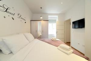 Lumi Primorska - Bright & Peaceful Courtyard Apartment