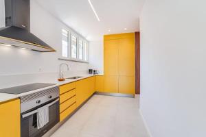 Cozy Coastal Getaway 3BR Apartment in Estoril