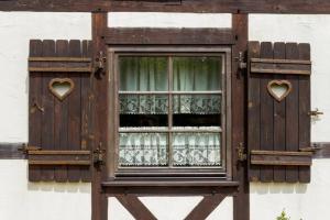 REETDACH FERIENHAUS IN GĄSKI MIT GEPFLEGTEM GARTEN