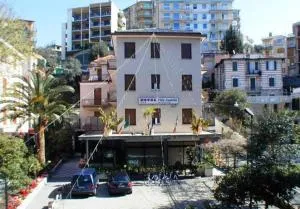 卡米拉别墅酒店 - 瓦拉泽