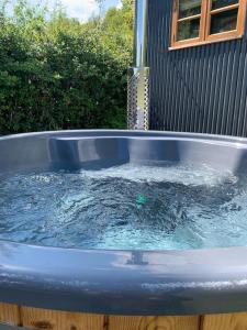 Shepherds Hut with Scandinavian Hot Tub and hydromassager