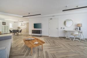 Brand new elegantly furnished studio apt in Gzira