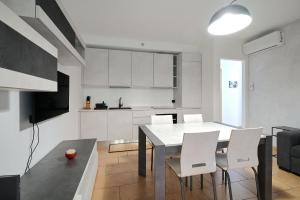 Spacious and bright new flat with garden