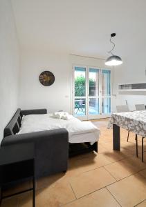 Spacious and bright new flat with garden