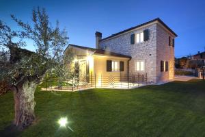 Villa Santa Domenica near Poreč with play room, beautiful tavern & garden 