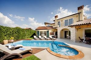 Villa Santa Domenica near Poreč with play room, beautiful tavern & garden