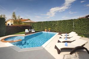 Villa Santa Domenica near Poreč with play room, beautiful tavern & garden