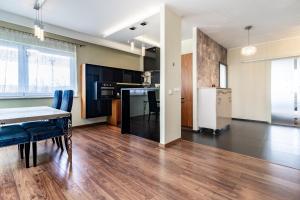 Orkana Chic Apartment by BookingHost