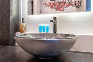 Orkana Chic Apartment by BookingHost