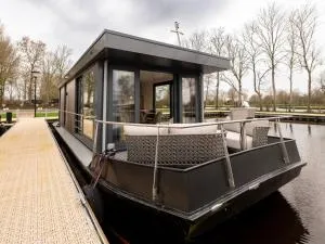 Nice houseboat with a terrace - Яуре