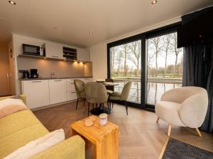 Houseboat in Offingawier with Sea View