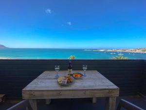 Lock up & go apt w great views in Simons Town