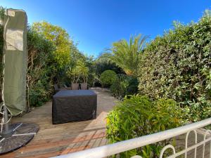 Only 60m to the beach, 2 bedroom cozy apartment, 80m2 big garden, very central