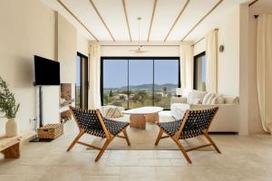 Panoramic views and pool in Villa del Alba