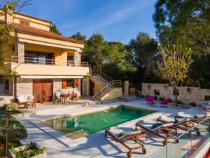 Villa Barotul with pool