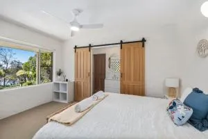 The Sandcastle - Large Beachfront 4 Bedroom House - Wooli