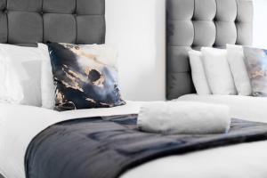 The Marsons Collection - 2 Bedroom Apartment - Balcony - Secure Parking - 4MC