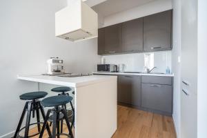 Elegant Getaway Near Iconic Eagles Bridge