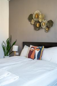 Elegant Getaway Near Iconic Eagles Bridge