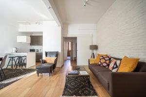 Elegant Getaway Near Iconic Eagles Bridge